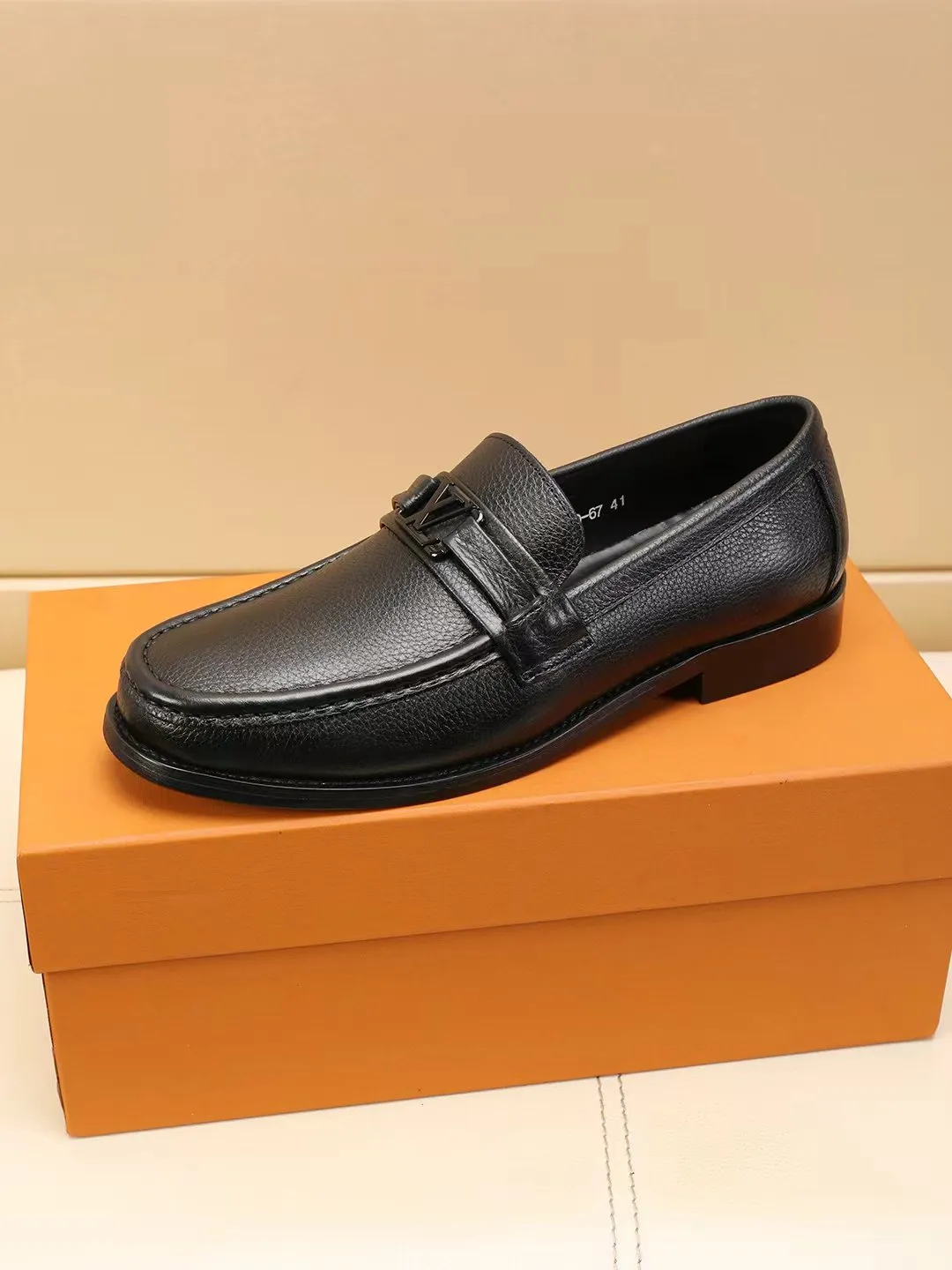 Men's shoes 440 💰 Louis Vuitton LV ® 🆕 model 🔛Full shoe counter, first layer cowhide, 🐂leather lined casual shoes for men, super soft outsole, essential for driving. Synchronized with the counter, original first layer cowhide, completely 1:1 mold customization🌹top version, color optional! Number: 39-44 (customized at 38.45.46)